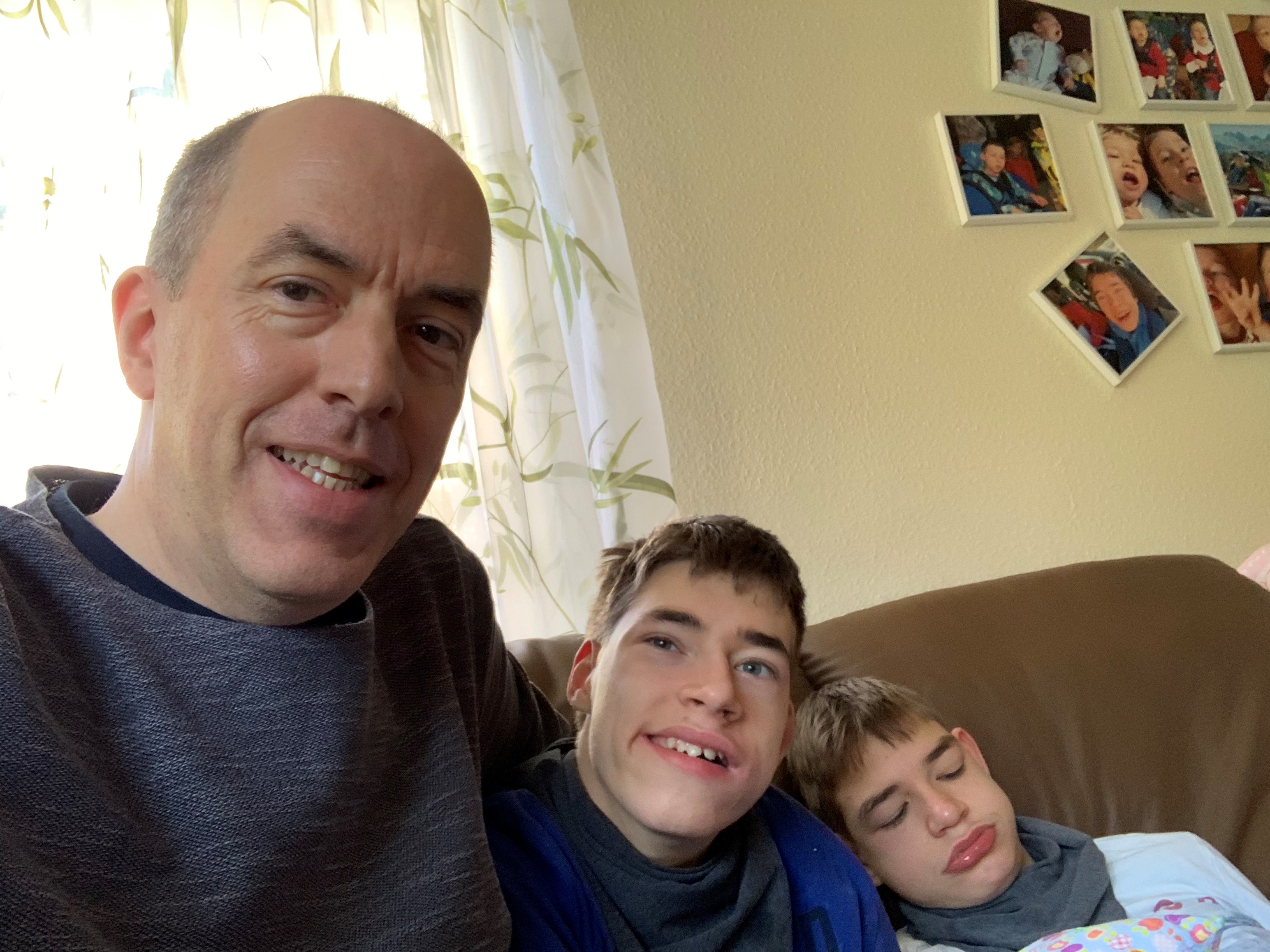 Foto della famiglia Lankenau (da sinistra a destra): Axel, Jonas (16) e Felix (14).